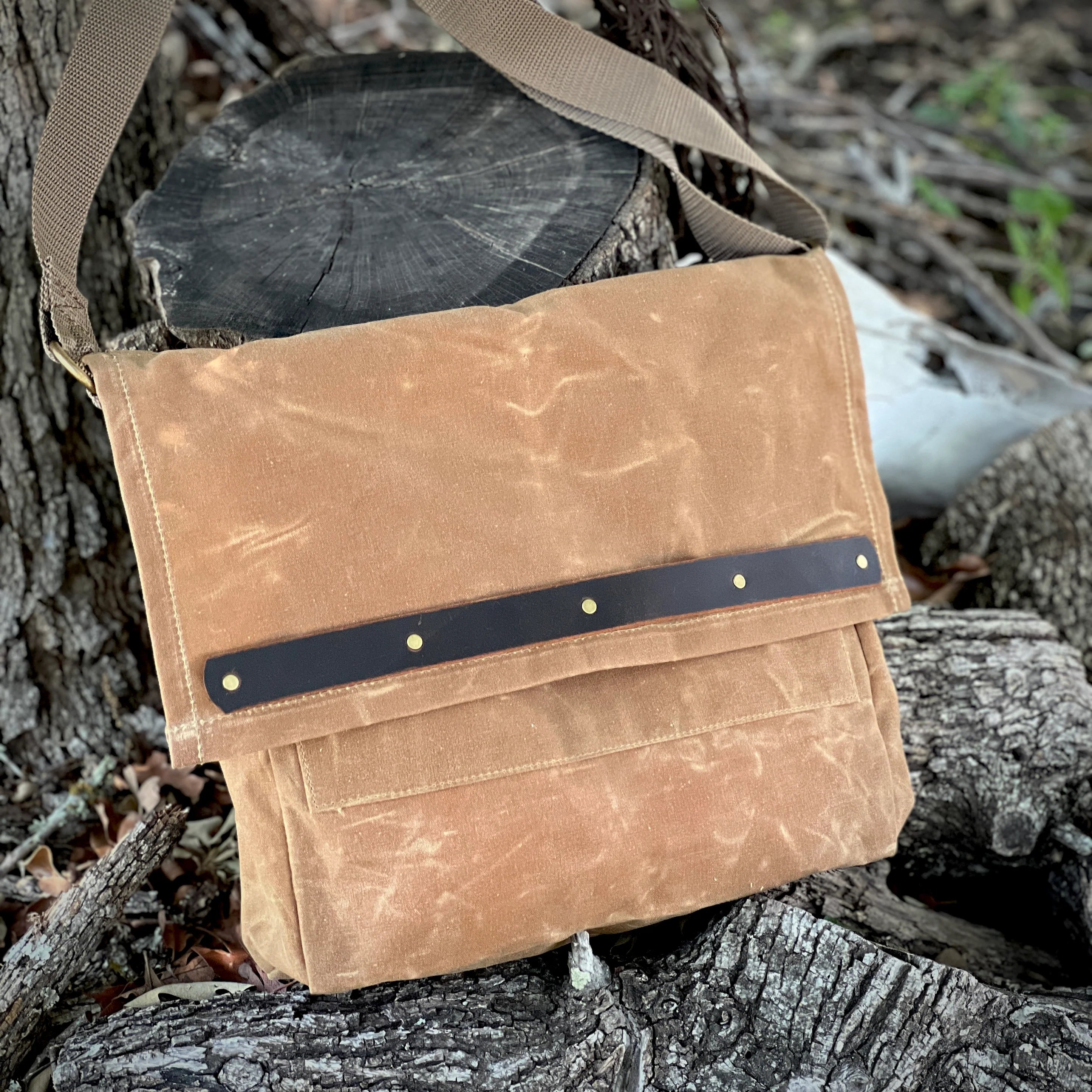 EMBOSSED LEATHER HAVERSACK ナチュラル Classic Haversack by Badger Claw Outfitters | Self Reliance Outfitters